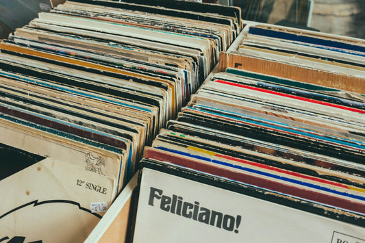 How can we effectively avoid wear and tear of record sleeves? What kind of vinyl record sleeves can we choose to help us avoid this wear and tear?